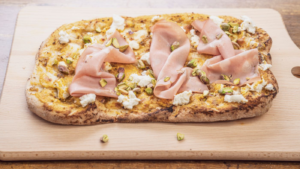 Вкусна и хрупкава Пинса с мортадела, шамфъстък, крем от шамфъстък и моцарела