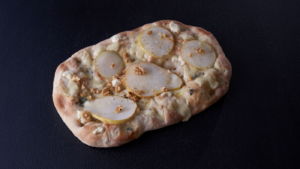 Пинса Пере ал Горгонзола с круши, горгонзола, моцарела и орехи