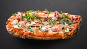 Вкусна Пинса с прошуто крудо, моцарела и рукола