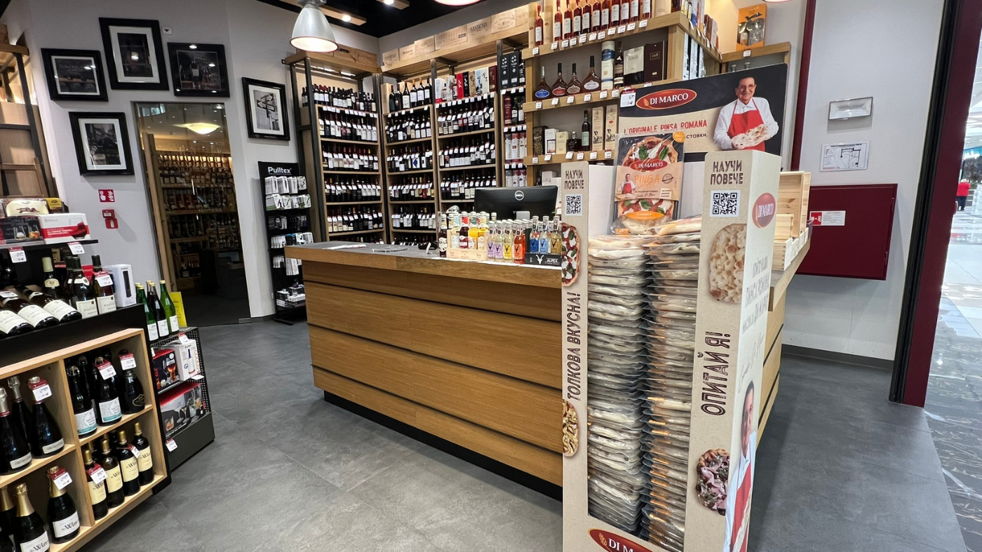 Дисплей с Пинси романа в магазин Vinello