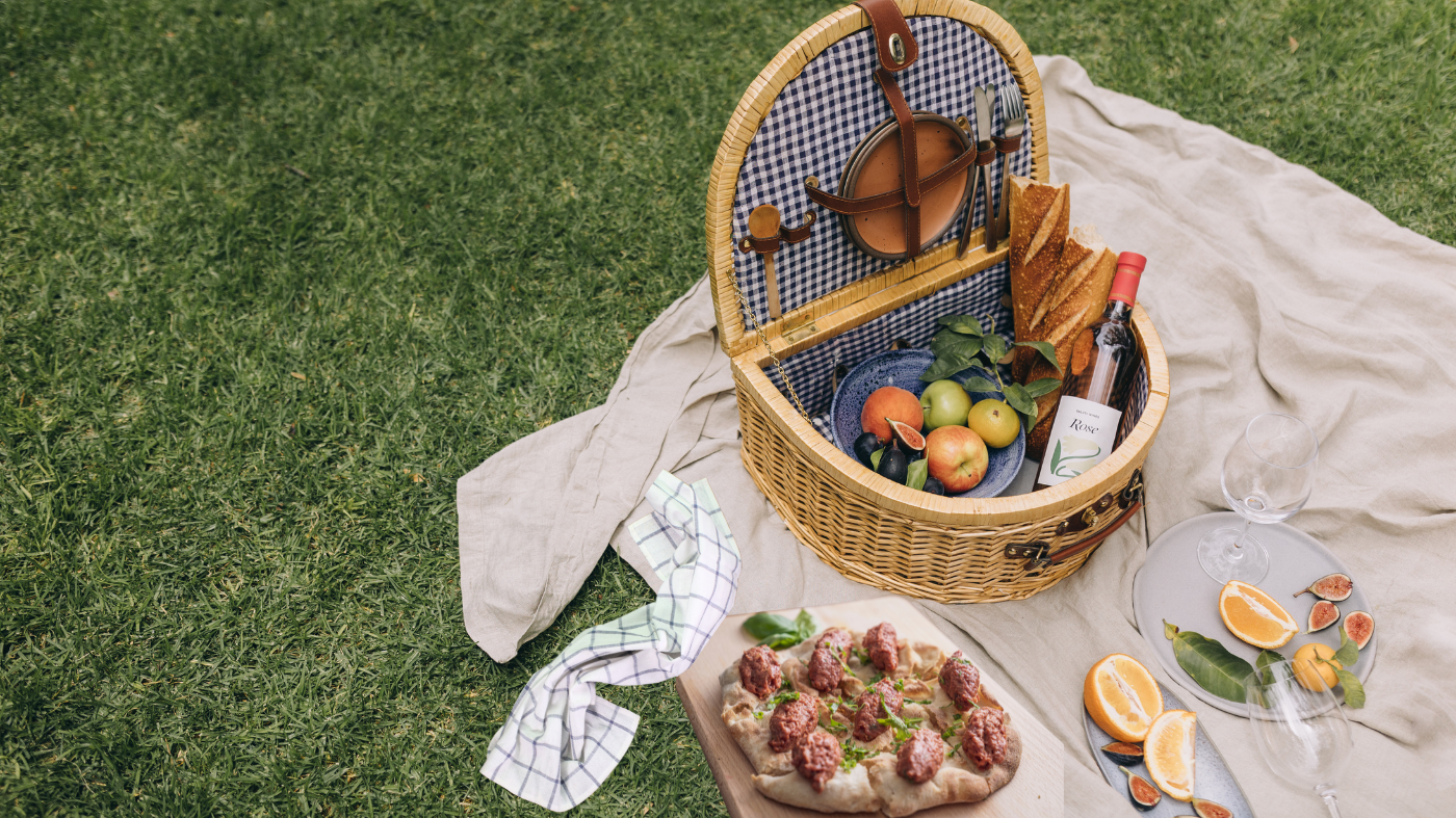 Пикник на поляна, вино, плодове, пинса