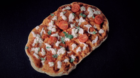 pinsa-buffalina-s-bivolska-mozzarella-i-cheri-domati