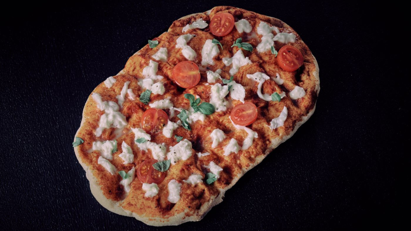 pinsa-buffalina-s-bivolska-mozzarella-i-cheri-domati
