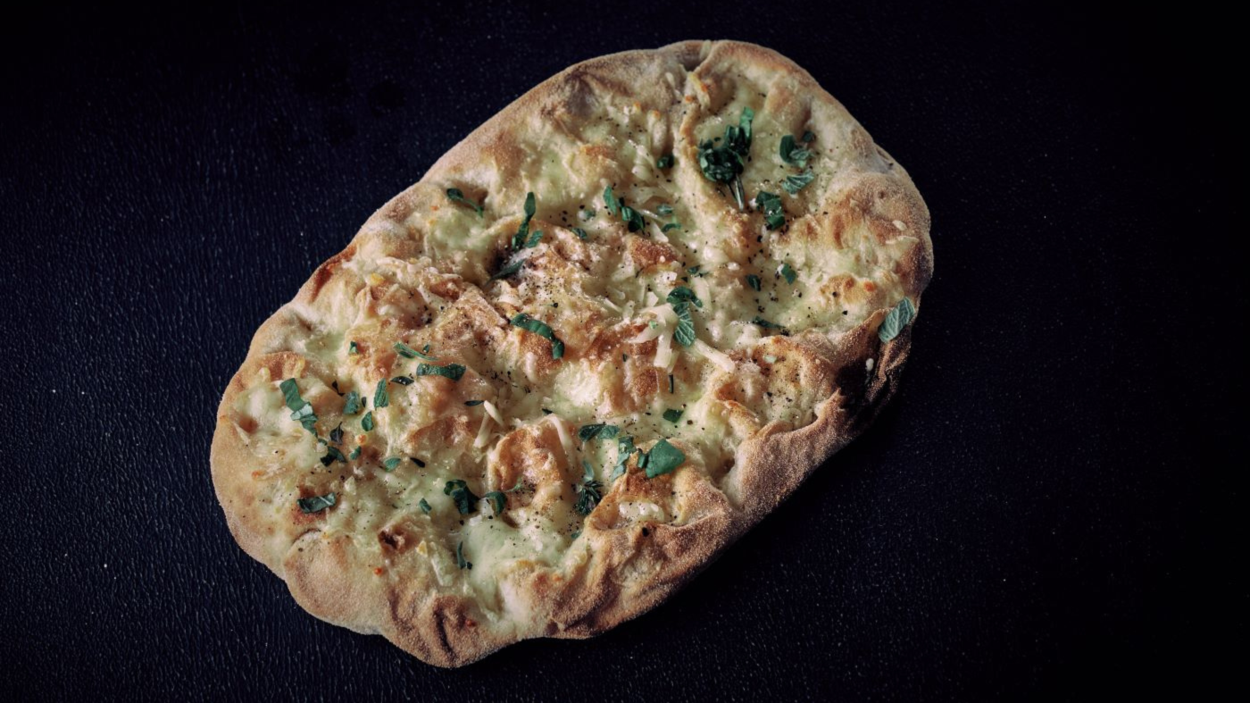 Пинса Кройтер с пекорино, моцарела, билки и чесън