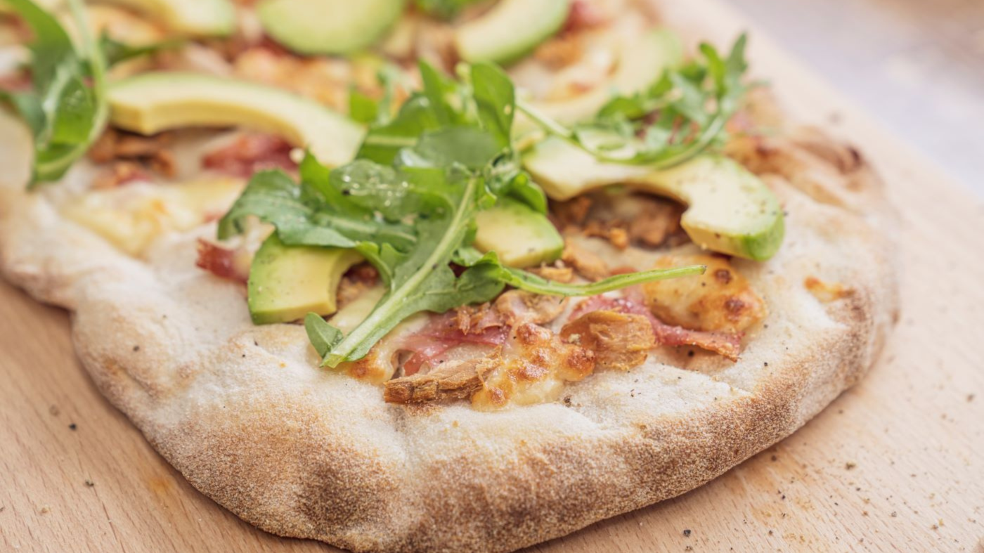 Пинса Легере с шунка, рукола и авокадо