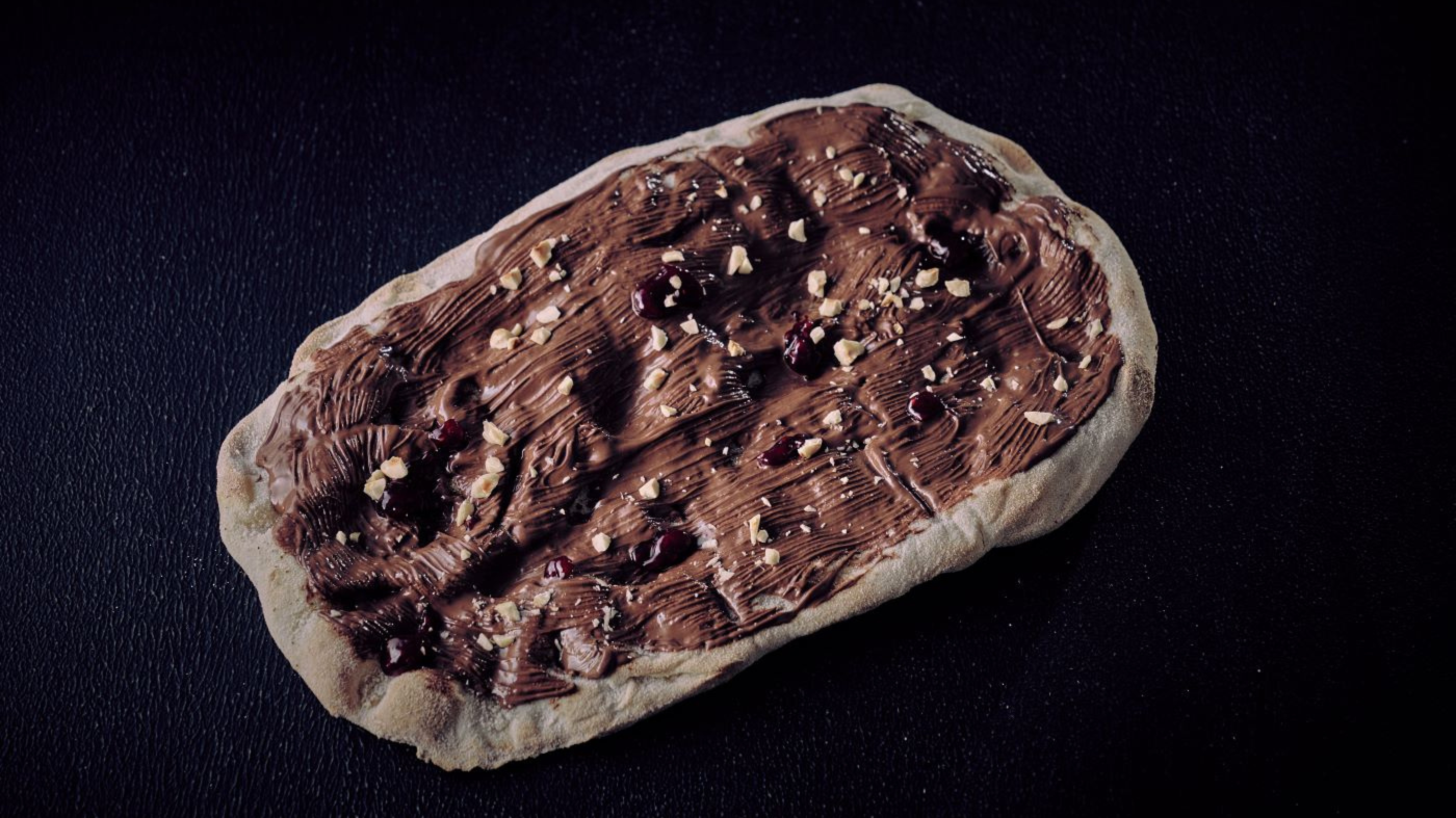 Пинса Нутела с лешници и сладко.