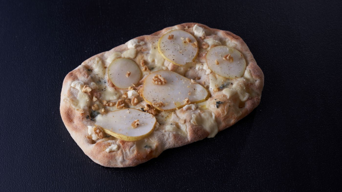 Пинса Пере ал Горгонзола с круши, горгонзола, моцарела и орехи