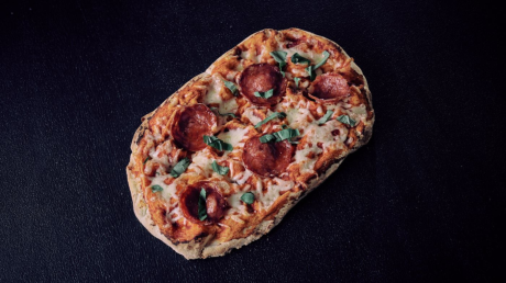 Пинса пиканте с пикантен салам, моцарела, босилек и зехтин