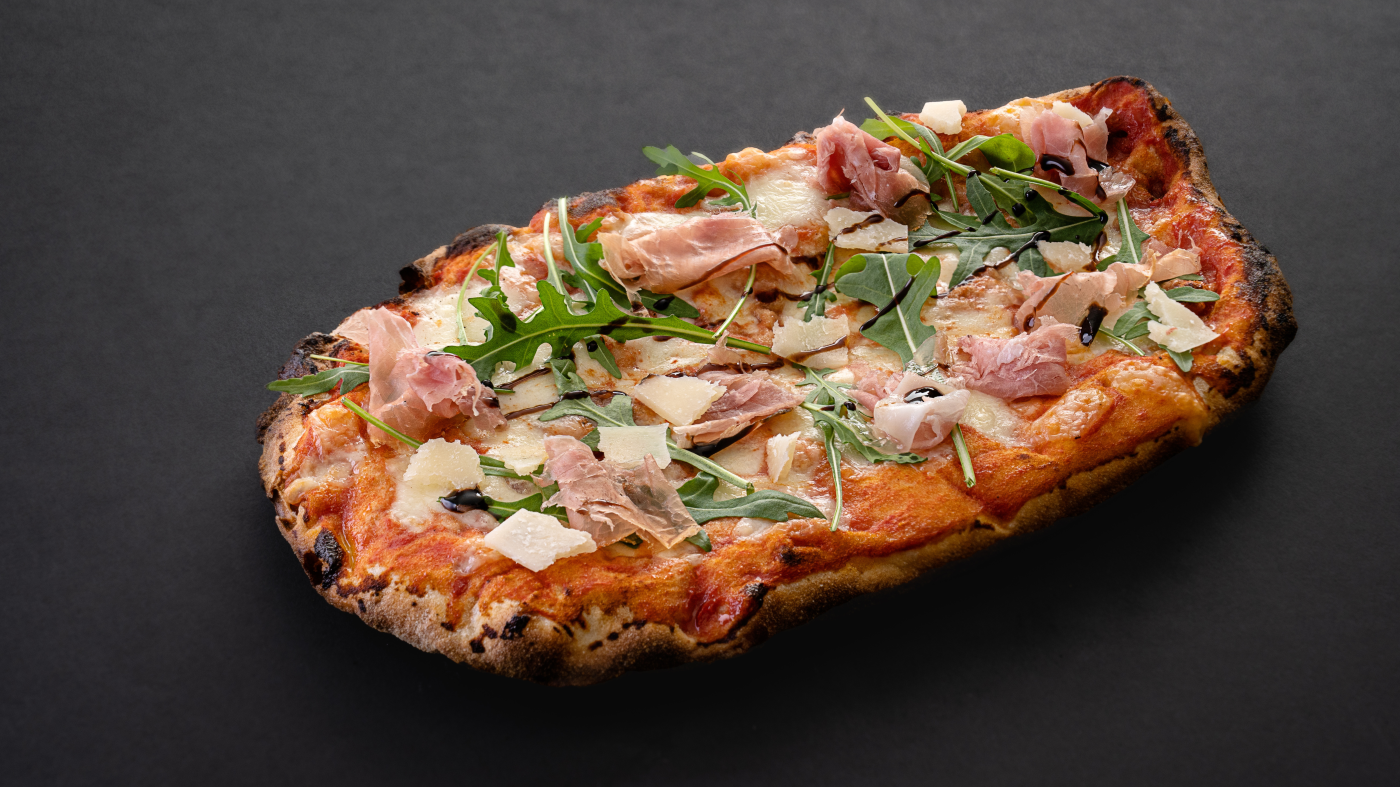 Пинса с прошуто крудо, моцарела и рукола