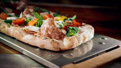 Пинса Романа с топинг от салам, рукола и чери домати