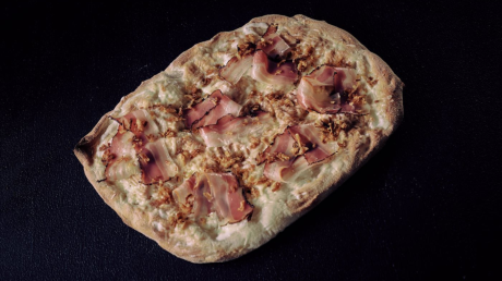 Пинса с бекон, сметана и печен лук