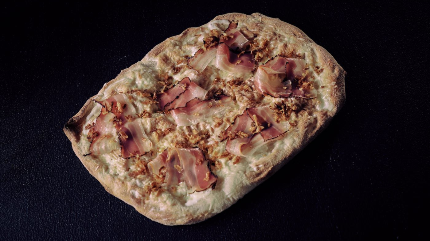 Пинса с бекон, сметана и печен лук