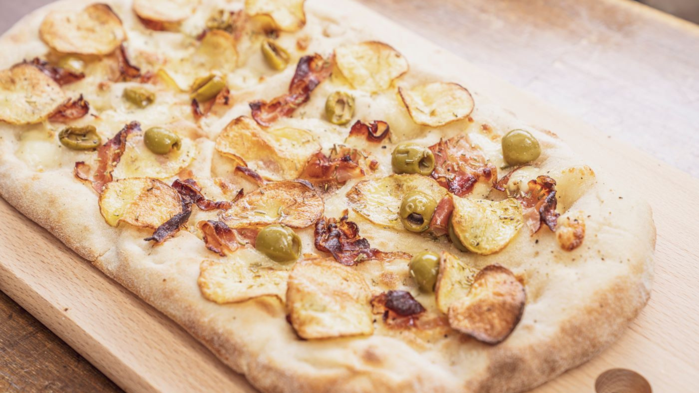 Пинса с картефон чипс, бекон и маслини