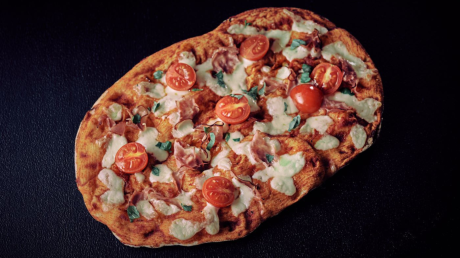 Пинса с шунка, чери домати, моцарела и босилек