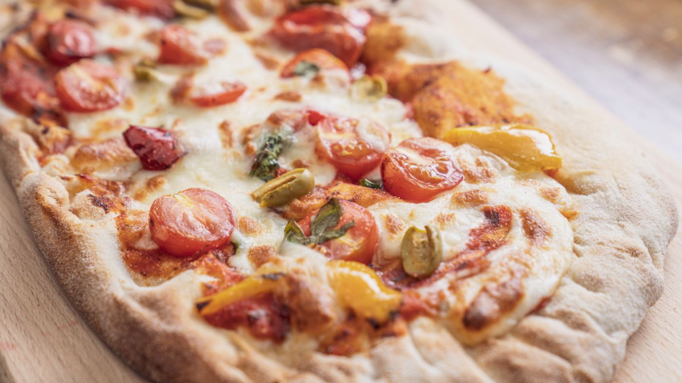 Пинса Вегетариано с моцарела, чери домати, маслини, люти чушки и босилек.