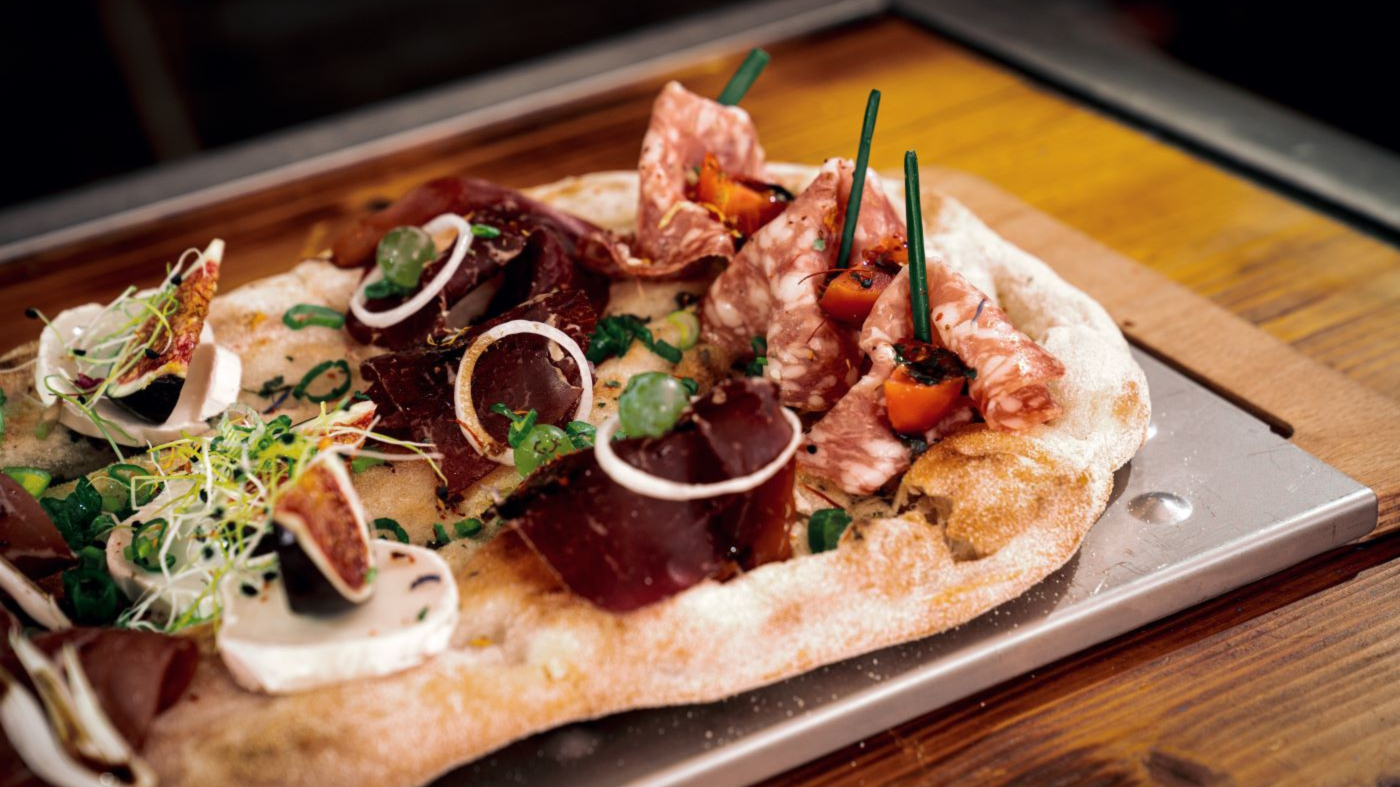 Вкусна и хурпкава пинса с различни топинги, която се сервира в пинсерия